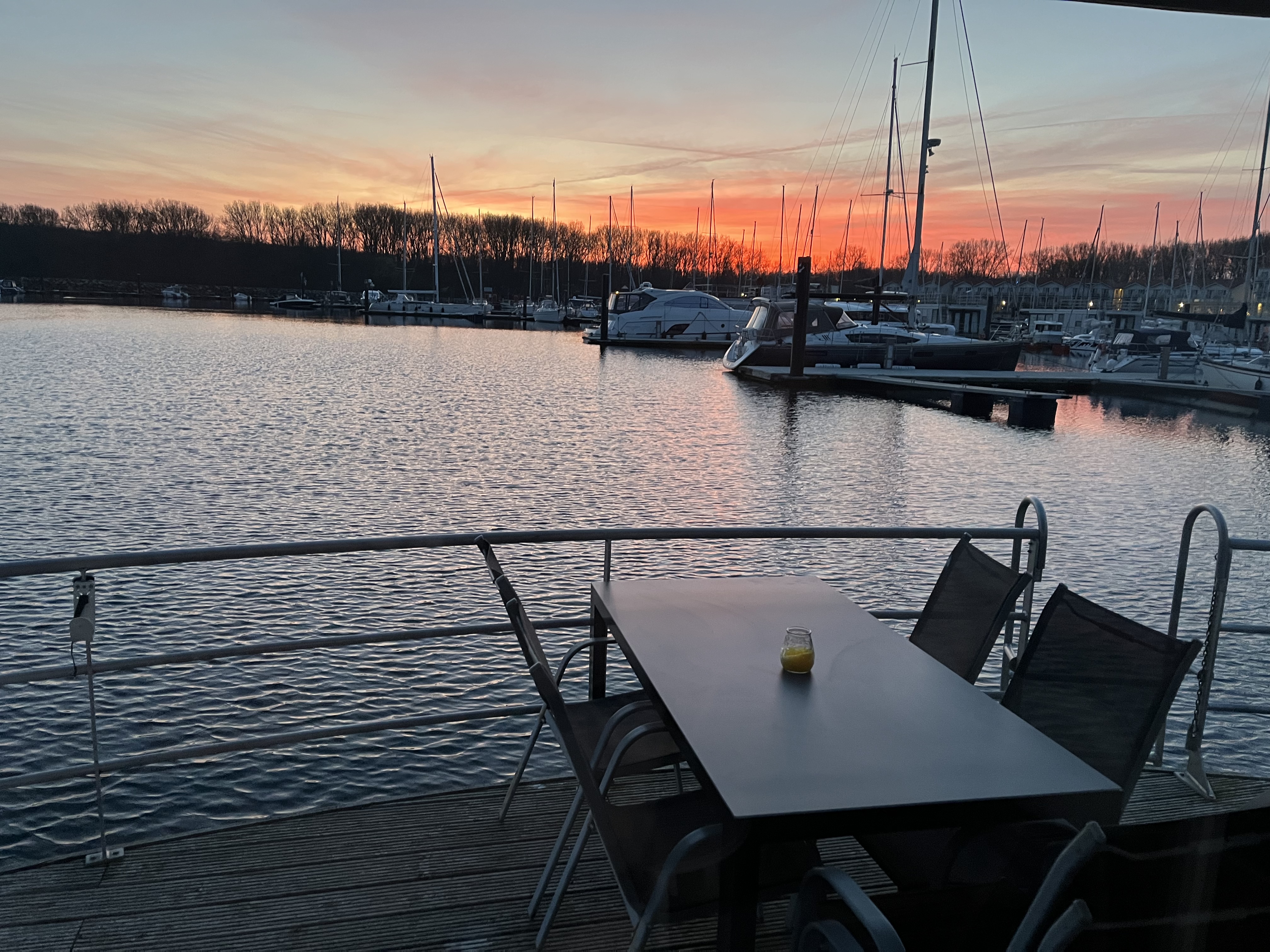 Hausboot im Morgenlicht