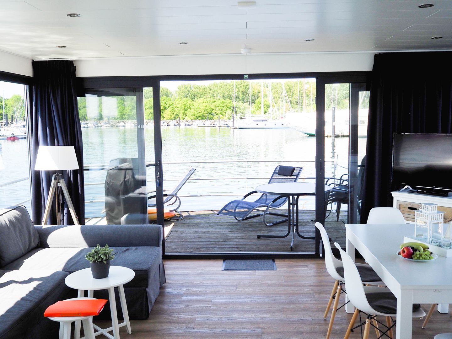 Offenes Wohnzimmer mit Glasfront