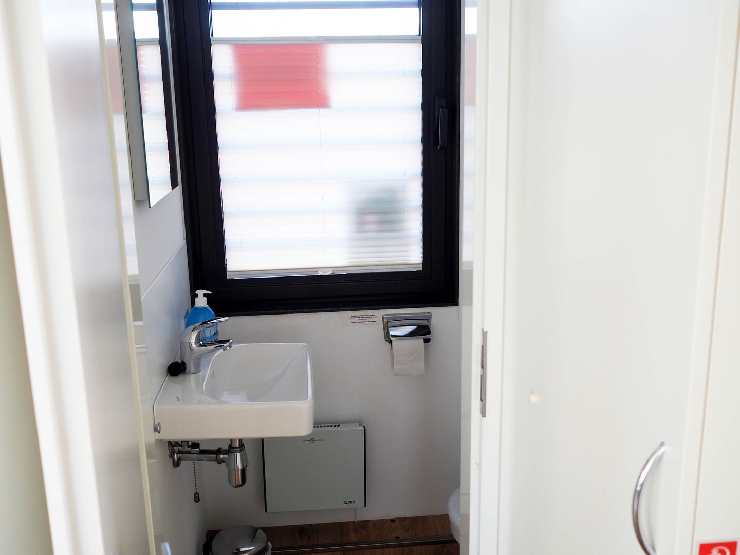 Kompaktes Bad mit Fenster