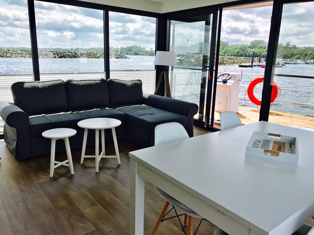 Wohnzimmer mit Zugang zur Terrasse