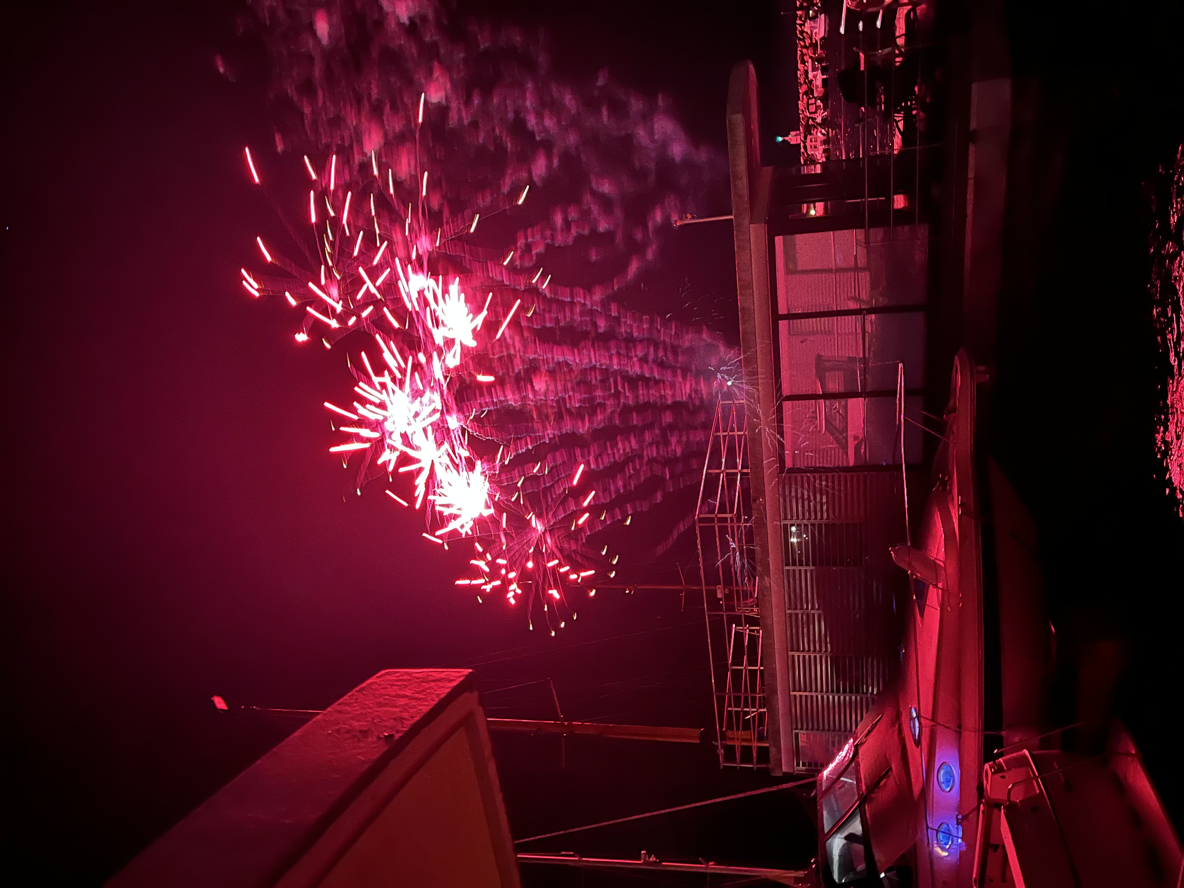 Feuerwerk über dem Wasser